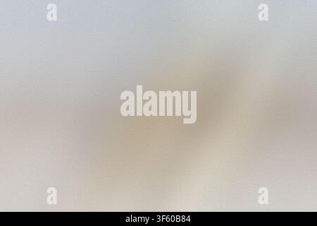 Ein minimalistischer, abstrakter Hintergrund mit einem weichen, hellgrauen Farbverlauf und einer subtilen, feinkörnigen Textur, die an mattes Glas oder mattes Mate erinnert Stockfoto