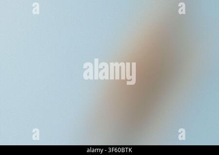 Ein weicher, abstrakter Hintergrund mit einem Farbverlauf aus hellblau und subtilen Brauntönen mit einer feinen, körnigen Textur, der einen sanften, ätherischen Effekt erzeugt. Stockfoto