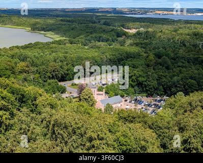 Binz, Rügen, Mecklenburg-Vorpommern, Deutschland-23. Juli 2026: Erhöhte Ansicht vom Beobachtungsturm, die Wälder, Straßen und das historische G zeigt Stockfoto