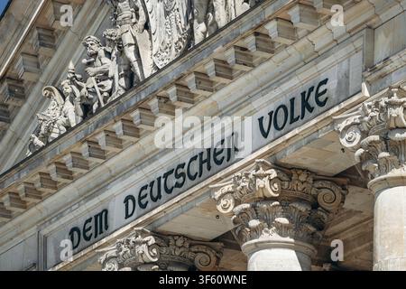 Nahaufnahme der Inschrift „Dem Deutschen Volke“ (An das deutsche Volk) auf dem historischen Reichstagsgebäude, Sitz des deutschen Bundestages. Stockfoto