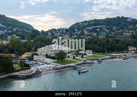 Luftaufnahme von Villa Olmo und ihren gepflegten Gärten am Ufer des Comer Sees in Como, Lombardei, Italien. Stockfoto