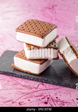 Leckere Eiscremesandwiches auf rosa Tisch Stockfoto