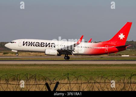 Izhavia-Passagierflugzeug rollt an einem sonnigen Tag entlang der Start- und Landebahn Stockfoto
