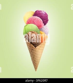 Eisschöpfe in einer Waffeltüte auf hellgrünem Hintergrund Stockfoto