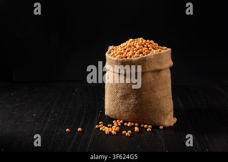 Rohe gelbe gespaltene Erbsensamen in Jutesack Stockfoto
