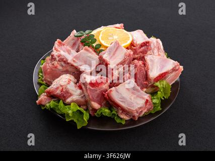 Frische rohe Schweinerippchen-Schnitzel mit Zitrone Stockfoto
