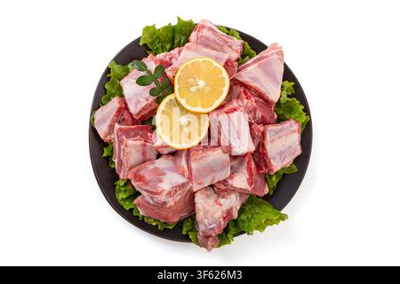Frische rohe Schweinerippchen-Schnitzel mit Zitrone Stockfoto