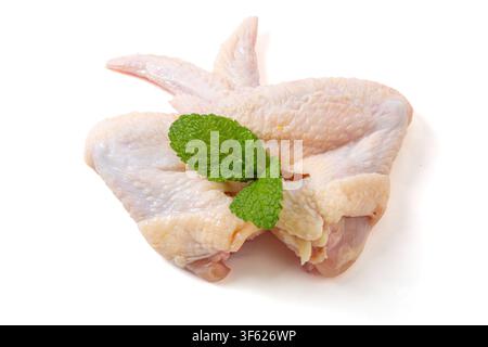 Rohe ganze Hühnerflügel auf einem Keramteller Stockfoto