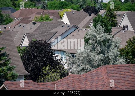 Hochwinkelaufnahme zeigt ein Wohngebiet mit braunen und grauen Schindeldächern Stockfoto