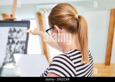 Frau als Kunststudentin in einem Seminar oder Workshop der Kunstakademie lernt Malerei Stockfoto