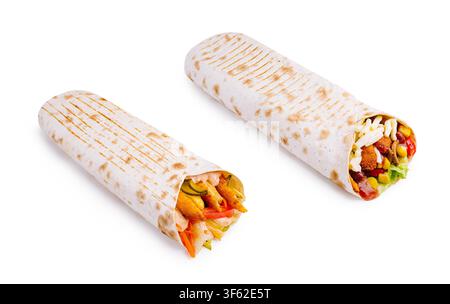 Zwei Wraps liegen nebeneinander, einer gefüllt mit gegrilltem Gemüse und der andere mit Fleisch, frischen Kräutern und Soßen. Eine leichte Zubereitung verleiht ihnen ein appetitliches Aussehen. Stockfoto