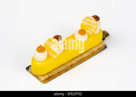 Individuelles Passionsfrucht-Guaven-Käsekuchen-Gebäck isoliert auf weißem Hintergrund – Gourmet-Tropen-Dessert Nahaufnahme Stockfoto