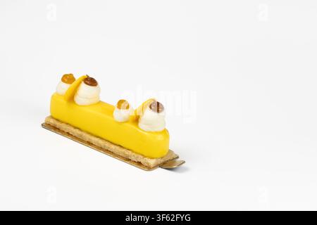 Individuelles Passionsfrucht-Guaven-Käsekuchen-Gebäck isoliert auf weißem Hintergrund – Gourmet-Tropen-Dessert Nahaufnahme Stockfoto