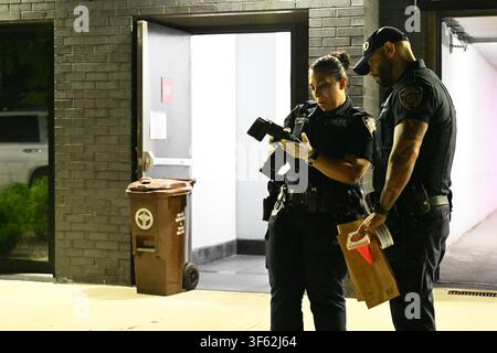 Bronx, USA. 04. Aug., 2026. NYPD ermittelt nach einem Messerangriff auf einen 33-jährigen Mann in einem Gebäude in der Purdy Street 1353 innerhalb der Grenzen des 43. Reviers in Bronx, New York, Vereinigte Staaten am Dienstag, dem 4. August 2026. Am Dienstagmorgen gegen 01:57 Uhr reagierte die Polizei und entdeckte den 33-jährigen Mann mit einem Messerstich im Bein; das Opfer wurde ursprünglich in kritischem Zustand eingestuft. Außerhalb des Gebäudes wurde eine Blutspur entdeckt. Es gibt keine Festnahmen, und die Ermittlungen dauern an. (Foto von Kyle Mazza/Sipa USA) Credit: Sipa USA/Alamy Live News Stockfoto