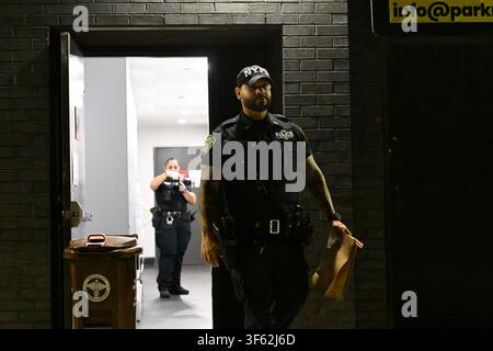 Bronx, USA. 04. Aug., 2026. NYPD ermittelt nach einem Messerangriff auf einen 33-jährigen Mann in einem Gebäude in der Purdy Street 1353 innerhalb der Grenzen des 43. Reviers in Bronx, New York, Vereinigte Staaten am Dienstag, dem 4. August 2026. Am Dienstagmorgen gegen 01:57 Uhr reagierte die Polizei und entdeckte den 33-jährigen Mann mit einem Messerstich im Bein; das Opfer wurde ursprünglich in kritischem Zustand eingestuft. Außerhalb des Gebäudes wurde eine Blutspur entdeckt. Es gibt keine Festnahmen, und die Ermittlungen dauern an. (Foto von Kyle Mazza/Sipa USA) Credit: Sipa USA/Alamy Live News Stockfoto