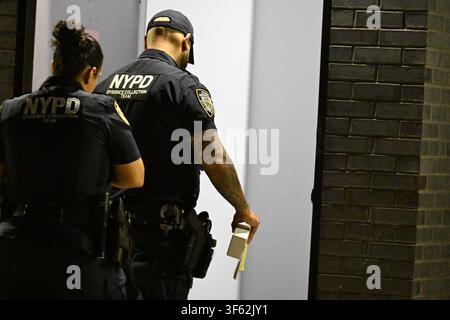 Bronx, USA. 04. Aug., 2026. NYPD ermittelt nach einem Messerangriff auf einen 33-jährigen Mann in einem Gebäude in der Purdy Street 1353 innerhalb der Grenzen des 43. Reviers in Bronx, New York, Vereinigte Staaten am Dienstag, dem 4. August 2026. Am Dienstagmorgen gegen 01:57 Uhr reagierte die Polizei und entdeckte den 33-jährigen Mann mit einem Messerstich im Bein; das Opfer wurde ursprünglich in kritischem Zustand eingestuft. Außerhalb des Gebäudes wurde eine Blutspur entdeckt. Es gibt keine Festnahmen, und die Ermittlungen dauern an. (Foto von Kyle Mazza/Sipa USA) Credit: Sipa USA/Alamy Live News Stockfoto