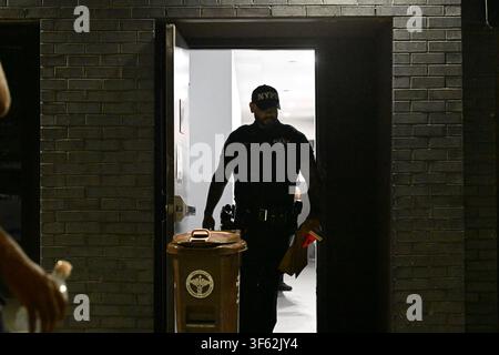 Bronx, USA. 04. Aug., 2026. NYPD ermittelt nach einem Messerangriff auf einen 33-jährigen Mann in einem Gebäude in der Purdy Street 1353 innerhalb der Grenzen des 43. Reviers in Bronx, New York, Vereinigte Staaten am Dienstag, dem 4. August 2026. Am Dienstagmorgen gegen 01:57 Uhr reagierte die Polizei und entdeckte den 33-jährigen Mann mit einem Messerstich im Bein; das Opfer wurde ursprünglich in kritischem Zustand eingestuft. Außerhalb des Gebäudes wurde eine Blutspur entdeckt. Es gibt keine Festnahmen, und die Ermittlungen dauern an. (Foto von Kyle Mazza/Sipa USA) Credit: Sipa USA/Alamy Live News Stockfoto