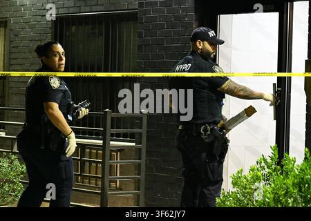Bronx, USA. 04. Aug., 2026. NYPD ermittelt nach einem Messerangriff auf einen 33-jährigen Mann in einem Gebäude in der Purdy Street 1353 innerhalb der Grenzen des 43. Reviers in Bronx, New York, Vereinigte Staaten am Dienstag, dem 4. August 2026. Am Dienstagmorgen gegen 01:57 Uhr reagierte die Polizei und entdeckte den 33-jährigen Mann mit einem Messerstich im Bein; das Opfer wurde ursprünglich in kritischem Zustand eingestuft. Außerhalb des Gebäudes wurde eine Blutspur entdeckt. Es gibt keine Festnahmen, und die Ermittlungen dauern an. (Foto von Kyle Mazza/Sipa USA) Credit: Sipa USA/Alamy Live News Stockfoto