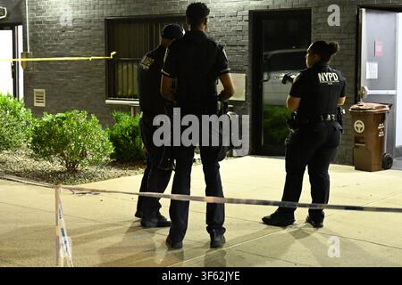 Bronx, USA. 04. Aug., 2026. NYPD ermittelt nach einem Messerangriff auf einen 33-jährigen Mann in einem Gebäude in der Purdy Street 1353 innerhalb der Grenzen des 43. Reviers in Bronx, New York, Vereinigte Staaten am Dienstag, dem 4. August 2026. Am Dienstagmorgen gegen 01:57 Uhr reagierte die Polizei und entdeckte den 33-jährigen Mann mit einem Messerstich im Bein; das Opfer wurde ursprünglich in kritischem Zustand eingestuft. Außerhalb des Gebäudes wurde eine Blutspur entdeckt. Es gibt keine Festnahmen, und die Ermittlungen dauern an. (Foto von Kyle Mazza/Sipa USA) Credit: Sipa USA/Alamy Live News Stockfoto