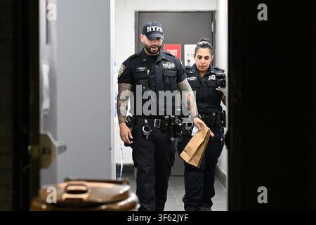 Bronx, USA. 04. Aug., 2026. NYPD ermittelt nach einem Messerangriff auf einen 33-jährigen Mann in einem Gebäude in der Purdy Street 1353 innerhalb der Grenzen des 43. Reviers in Bronx, New York, Vereinigte Staaten am Dienstag, dem 4. August 2026. Am Dienstagmorgen gegen 01:57 Uhr reagierte die Polizei und entdeckte den 33-jährigen Mann mit einem Messerstich im Bein; das Opfer wurde ursprünglich in kritischem Zustand eingestuft. Außerhalb des Gebäudes wurde eine Blutspur entdeckt. Es gibt keine Festnahmen, und die Ermittlungen dauern an. (Foto von Kyle Mazza/Sipa USA) Credit: Sipa USA/Alamy Live News Stockfoto