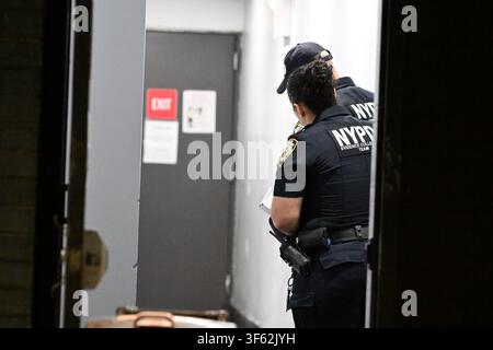 Bronx, USA. 04. Aug., 2026. NYPD ermittelt nach einem Messerangriff auf einen 33-jährigen Mann in einem Gebäude in der Purdy Street 1353 innerhalb der Grenzen des 43. Reviers in Bronx, New York, Vereinigte Staaten am Dienstag, dem 4. August 2026. Am Dienstagmorgen gegen 01:57 Uhr reagierte die Polizei und entdeckte den 33-jährigen Mann mit einem Messerstich im Bein; das Opfer wurde ursprünglich in kritischem Zustand eingestuft. Außerhalb des Gebäudes wurde eine Blutspur entdeckt. Es gibt keine Festnahmen, und die Ermittlungen dauern an. (Foto von Kyle Mazza/Sipa USA) Credit: Sipa USA/Alamy Live News Stockfoto