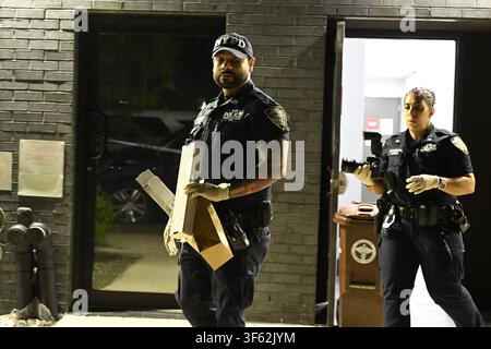 Bronx, USA. 04. Aug., 2026. NYPD ermittelt nach einem Messerangriff auf einen 33-jährigen Mann in einem Gebäude in der Purdy Street 1353 innerhalb der Grenzen des 43. Reviers in Bronx, New York, Vereinigte Staaten am Dienstag, dem 4. August 2026. Am Dienstagmorgen gegen 01:57 Uhr reagierte die Polizei und entdeckte den 33-jährigen Mann mit einem Messerstich im Bein; das Opfer wurde ursprünglich in kritischem Zustand eingestuft. Außerhalb des Gebäudes wurde eine Blutspur entdeckt. Es gibt keine Festnahmen, und die Ermittlungen dauern an. (Foto von Kyle Mazza/Sipa USA) Credit: Sipa USA/Alamy Live News Stockfoto