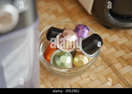 Kaffeekapseln in einer Schüssel auf einer Küchentheke Stockfoto