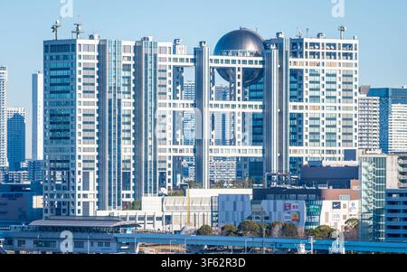 Tokio Japan, 24. Januar 2026: Wunderschöner Blick auf das Fuji Broadcasting Center-Gebäude des Architekten Kenzo Tange, ein TV-Mediaturm in Odaiba Tokio Japan Stockfoto