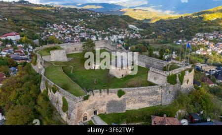 Die Festung Jajce, ein altes Schloss, bietet einen Panoramablick über die Stadt Jajce und die umliegenden Hügel in Bosnien Stockfoto
