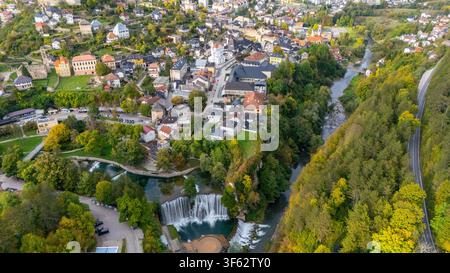 Die Stadt Jajce in Bosnien und Herzegowina mit dem Pliva-Wasserfall, wo der Pliva-Fluss auf den Vrbas-Fluss trifft Stockfoto