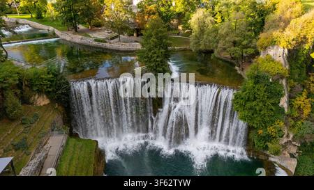 Pliva-Wasserfall, der an der Mündung der Flüsse Pliva und Vrbas in Jajce entsteht, ein Naturdenkmal und Touristenattraktion Stockfoto