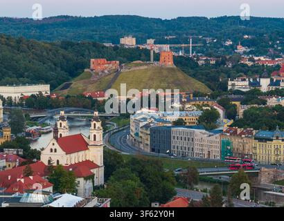 Luftbild des Gediminas-Turms auf dem Hügel mit Blick auf die Neris und die historische Kirche St. Philipp und St. Jakobs in der Stadtlandschaft von Vilni Stockfoto