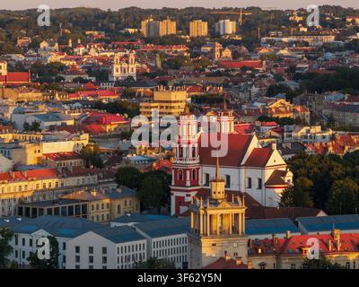 Luftbild der historischen Altstadt von Vilnius mit der Kirche St. Philipp und St. Jakob, rotgedeckten Dächern und goldenem Licht der Abendstunde in Vilnius Stockfoto