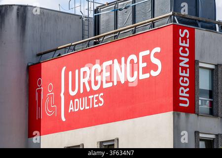 Nahaufnahme des großen erwachsenen Rettungsdienstschildes am Eingang des Louis-Pasteur-Krankenhauses in Cherbourg, Frankreich. Stockfoto