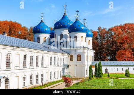 Wunderschöner Herbstblick auf die Kathedrale der Erhöhung des Kreuzes mit hellblauen Kuppeln und goldenen Kreuzen im Yuriev-Kloster in Weliki Nowgorod, Russland Stockfoto