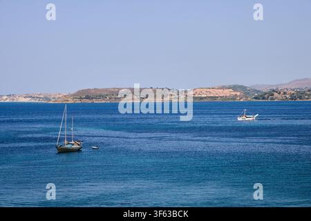 Blick vom örtlichen Fährübergang über die Argostoli-Bucht auf der griechischen Insel Kefalonia, mit Blick über die Ionischen See zur Küste und zu den Siedlungen Stockfoto