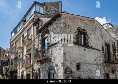 Der Palazzo Russo aus dem 14. Jahrhundert steht neben modernen Wohnhäusern, Piazza San Nicolo, Randazzo, Sizilien, Italien Stockfoto