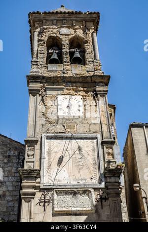 Glockenturm zeigt eine klassische Uhr und eine große Sonnenuhr, Steinkirche von San Pietro Apostolo, Petralia Sottana, Sizilien, Italien Stockfoto