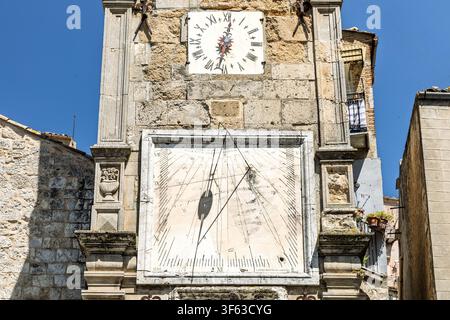 Glockenturm zeigt eine klassische Uhr und eine große Sonnenuhr, Steinkirche von San Pietro Apostolo, Petralia Sottana, Sizilien, Italien Stockfoto