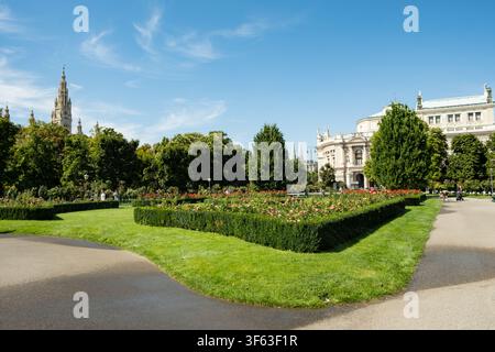 Schöner Rosengarten im Wiener Volksgarten an einem sonnigen Sommertag Stockfoto
