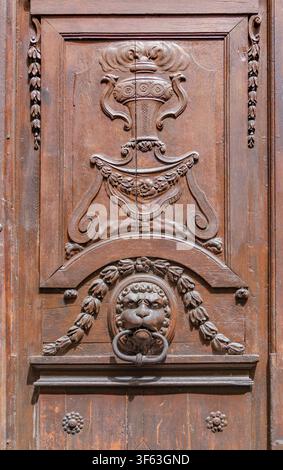 Detailaufnahme einer verzierten historischen Holztür in Troyes, einer Stadt im Nordosten Frankreichs Stockfoto