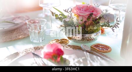 Romantische Hochzeits-Tischdekoration. Besonderes Event-Tischgedeck. Arrangement mit frischen rosa Rosen. Stockfoto