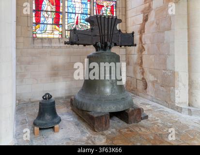 Historische Kirchenglocken in der Kirche Saint John auf dem Markt in Troyes, einer Stadt im Nordosten Frankreichs Stockfoto