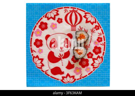 Sushi eingelegte Karotte Makil, Sushirolle auf ServiettenServiette isoliert auf weißem Hintergrund Stockfoto