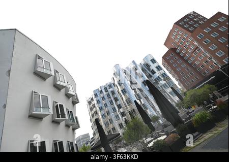 Das Gebäudeensemble NEUER ZOLLHOF in Düsseldorf, Medienhafen, auch Gehry-Gebäude genannt, entworfen vom Architekten Frank O. Gehry, Außenansicht, Architektur, Düsseldorf, 04.08.2026 Stockfoto