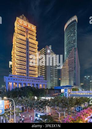 Shanghai, China – 4. Mai 2026: Nachtansicht der Skyline von Lujiazui mit dem Ping An-Gebäude und modernen Büro-Wolkenkratzern, umgeben von Beleuchtung Stockfoto