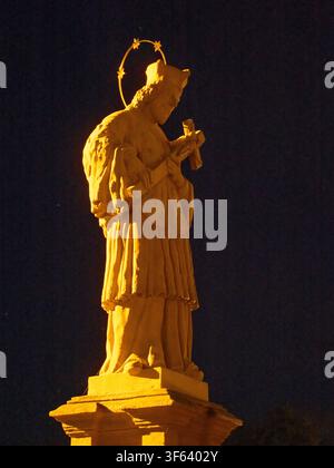 Statue des Heiligen Johannes von Nepomuk mit fünfzackigem Heiligenschein auf der Oberen Brücke in Bamberg, Deutschland Stockfoto