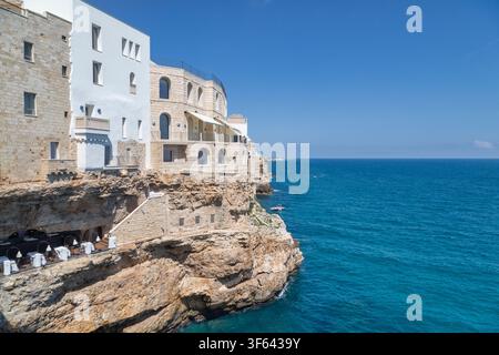 Gebäude, die auf Kalksteinhängen über der Adria in Polignano a Mare, Metropolregion Bari, Apulien, Italien thronen Stockfoto