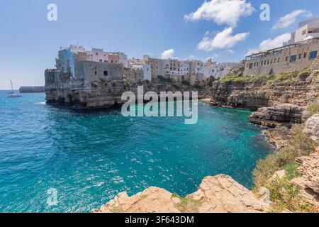 Panoramablick auf den Strand Lama Monachile und die historische Klippenstadt Polignano a Mare mit Blick auf das kristallklare Adriatische Meer in Apulien, Süditalien Stockfoto