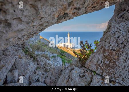 Blick auf den Leuchtturm Punta Palascia, eingerahmt von natürlichen Kalksteinfelsen, mit Blick auf die Adria in Capo d'Otranto, Otranto, Lecce, Apulien, Italien Stockfoto